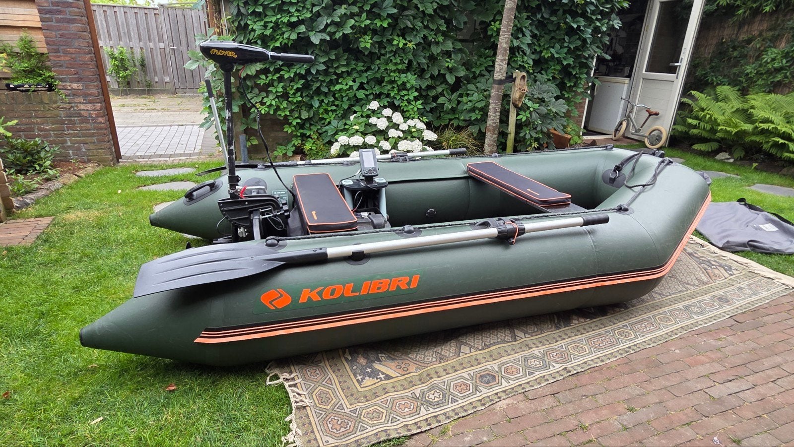 Kolibri KM300 N opblaasboot met elektromotor en fishfinder