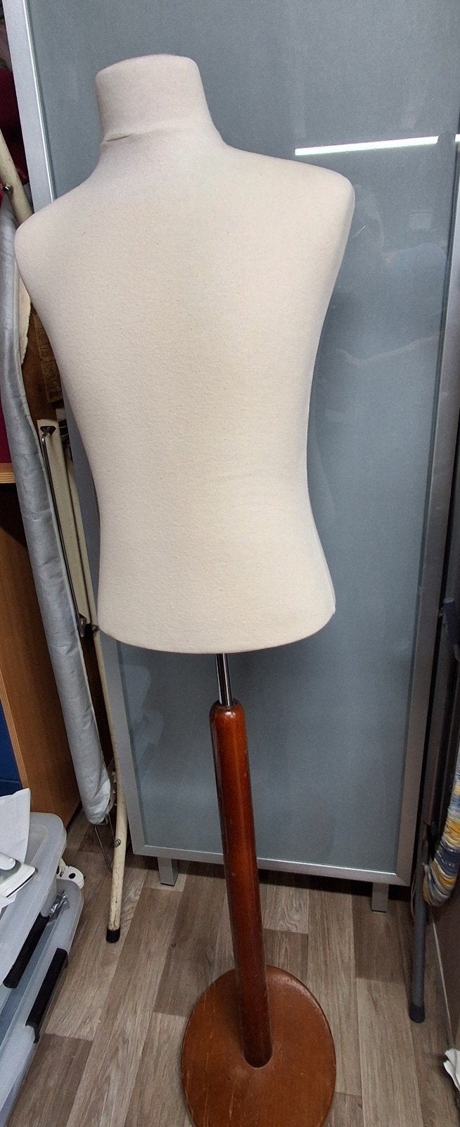 Buste paspop met houten standaard en een bakelieten vrouwen., Ophalen, Gebruikt, Hout, Volwassenen