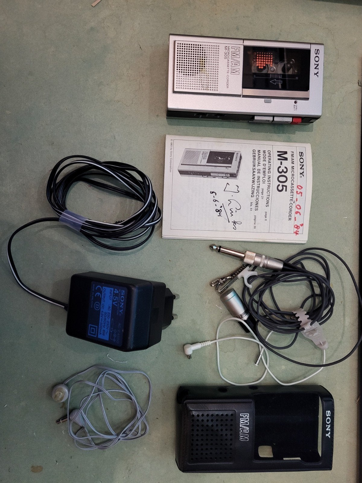 42 jaar oude Sony FM microcassette player recorder M-305, Verzenden