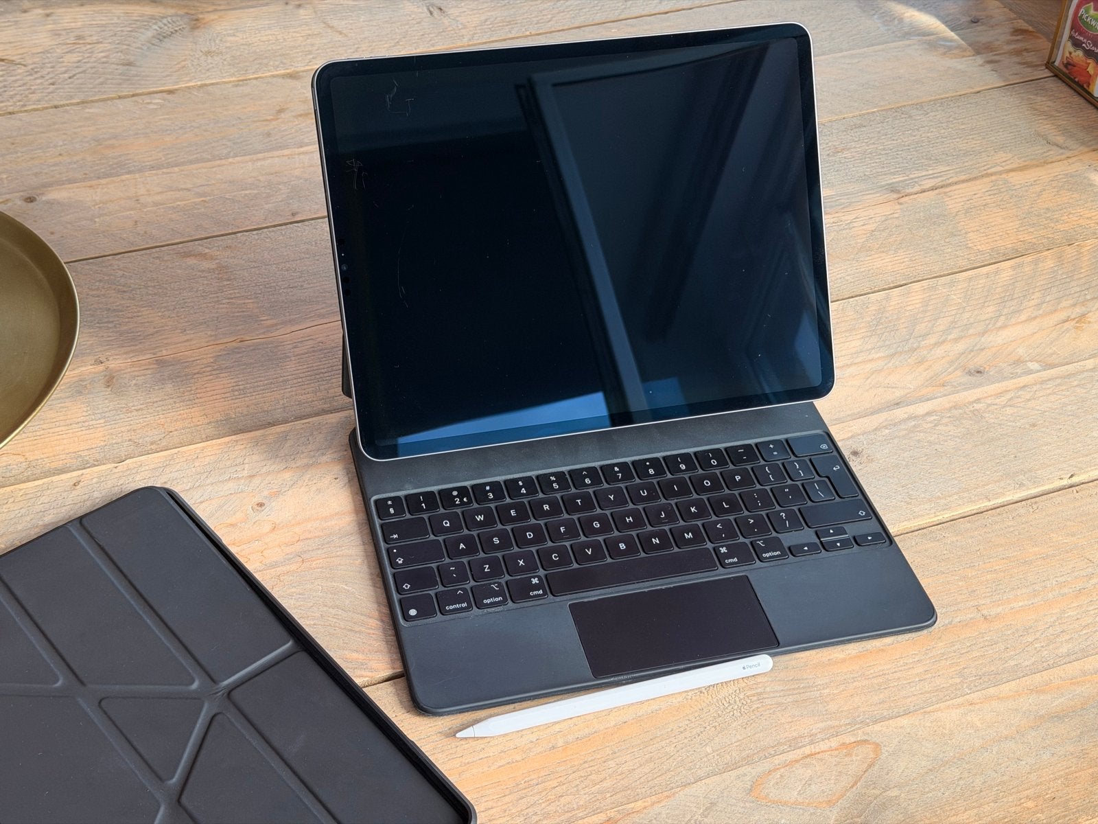 Foto 5 van iPad Pro M1 12,9" 128GB Space Gray + Magic Keyboard + Pencil