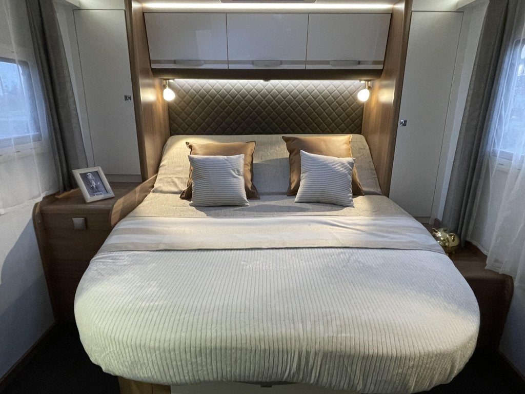 Adria Matrix 600 SC QUEENSBED+HEFBED 6.99M, Caravans en Kamperen, Campers, 6 tot 7 meter, Bedrijf, Adria, 6 tot 7 meter
