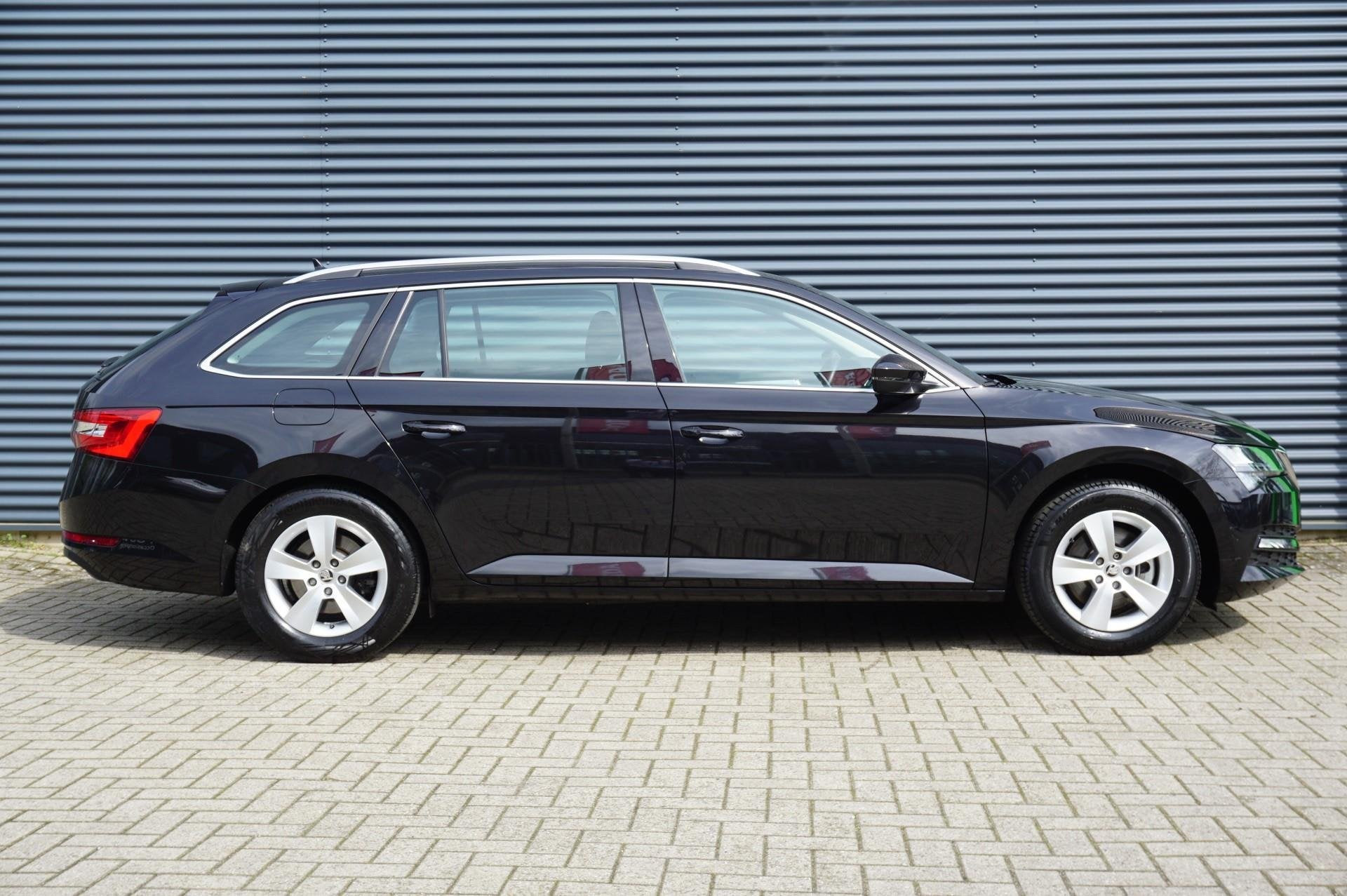 Skoda Superb Combi 1.5 TSI 150pk DSG Business Edition | Trek, 12 maanden, Stof, 4 cilinders, Zwart