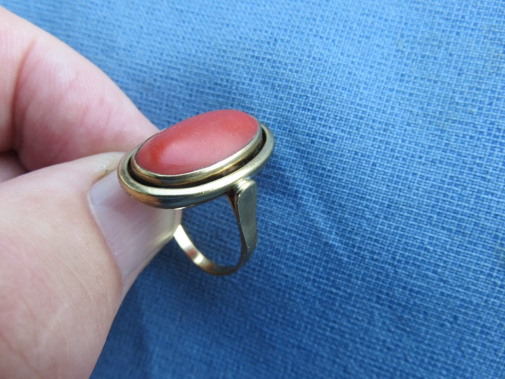 Antieke ring in 8 karaat goud met ovale bloedkoraal, Ophalen of Verzenden, Goud, Ring