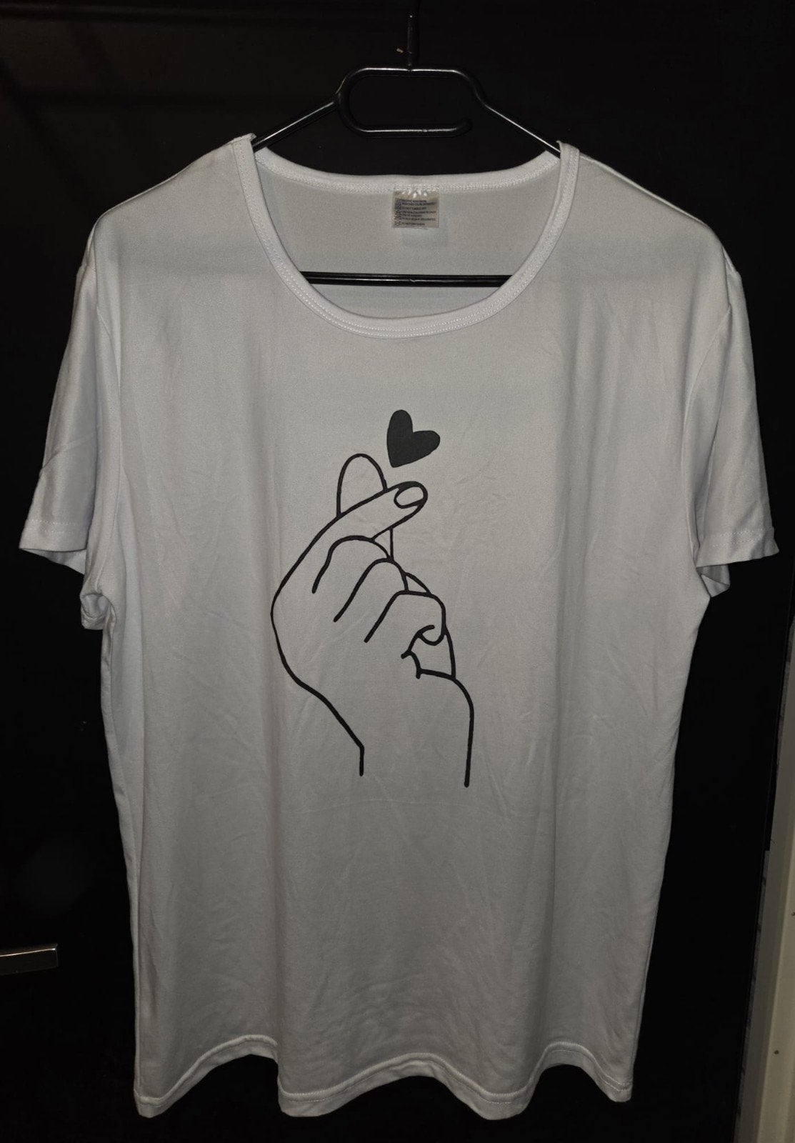wit shirt met hand die hartje maakt erop, kpop shirt, Maat 38/40 (M), Wit, Ophalen of Verzenden, Zo goed als nieuw