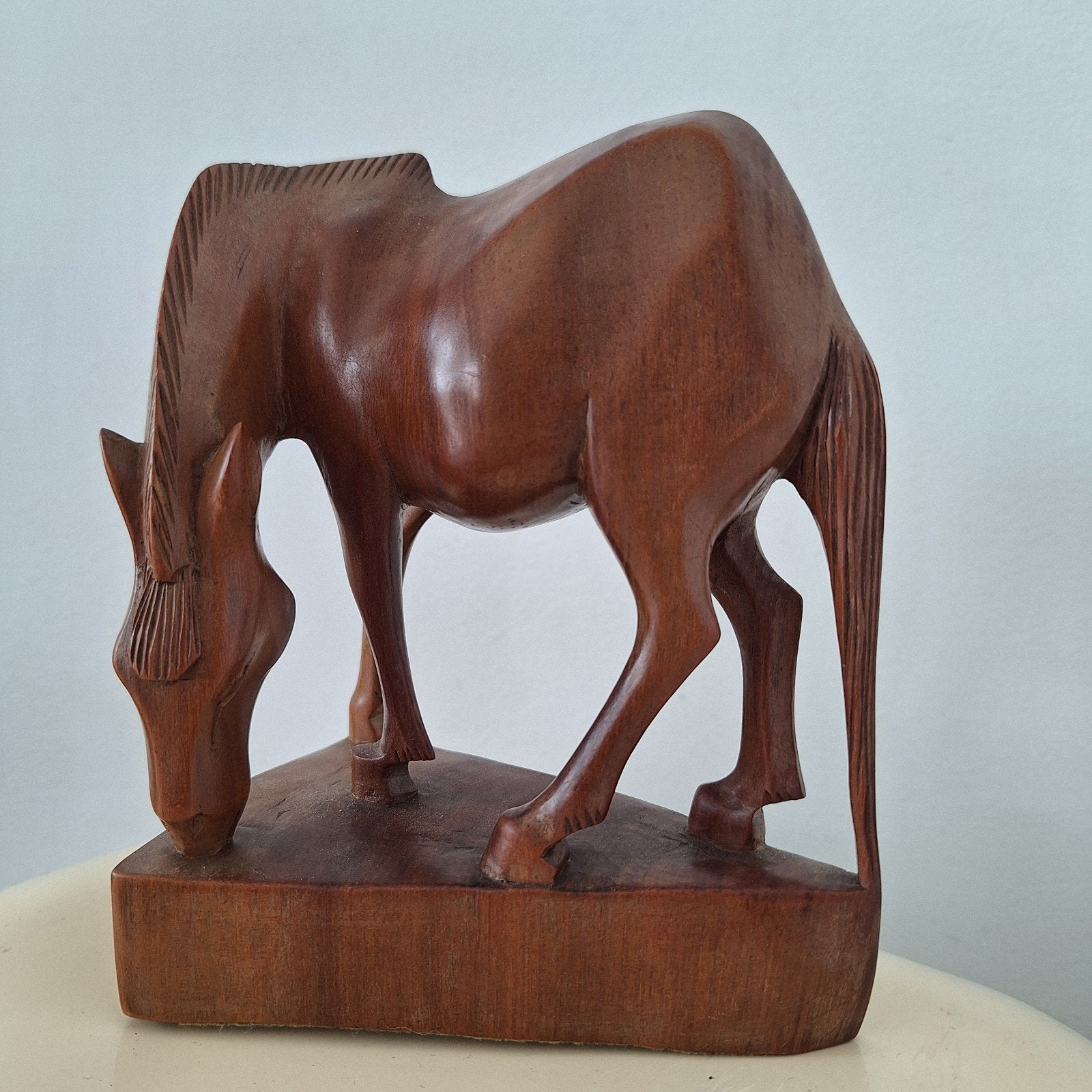 Grazend paard vintage houten beeld houtsnijwerk, Minder dan 20 cm, Ophalen of Verzenden, Zoogdier, Beeld