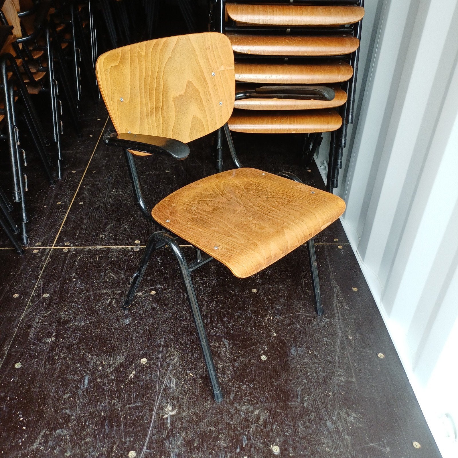 125 x vintage design partij stoelen school kerk stoelen, Ophalen, Gebruikt, Bruin, Vijf, Zes of meer stoelen