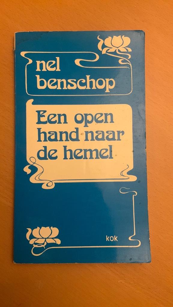 Een open hand naar de hemel - Nel Benschop, Ophalen of Verzenden, Zo goed als nieuw