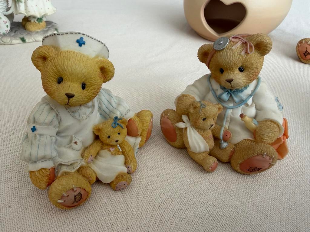 Cherished Teddies: Zuster Laura & Dr. Darlene Makebetter, Ophalen of Verzenden, Zo goed als nieuw, Beeldje, Cherished Teddies
