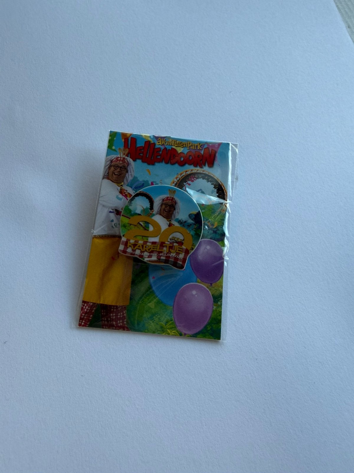 Hellendoorn Kareltje 20 Jaar Jubileum Pin, Verzamelen, Ophalen of Verzenden, Nieuw, Overige onderwerpen, Speldje of Pin