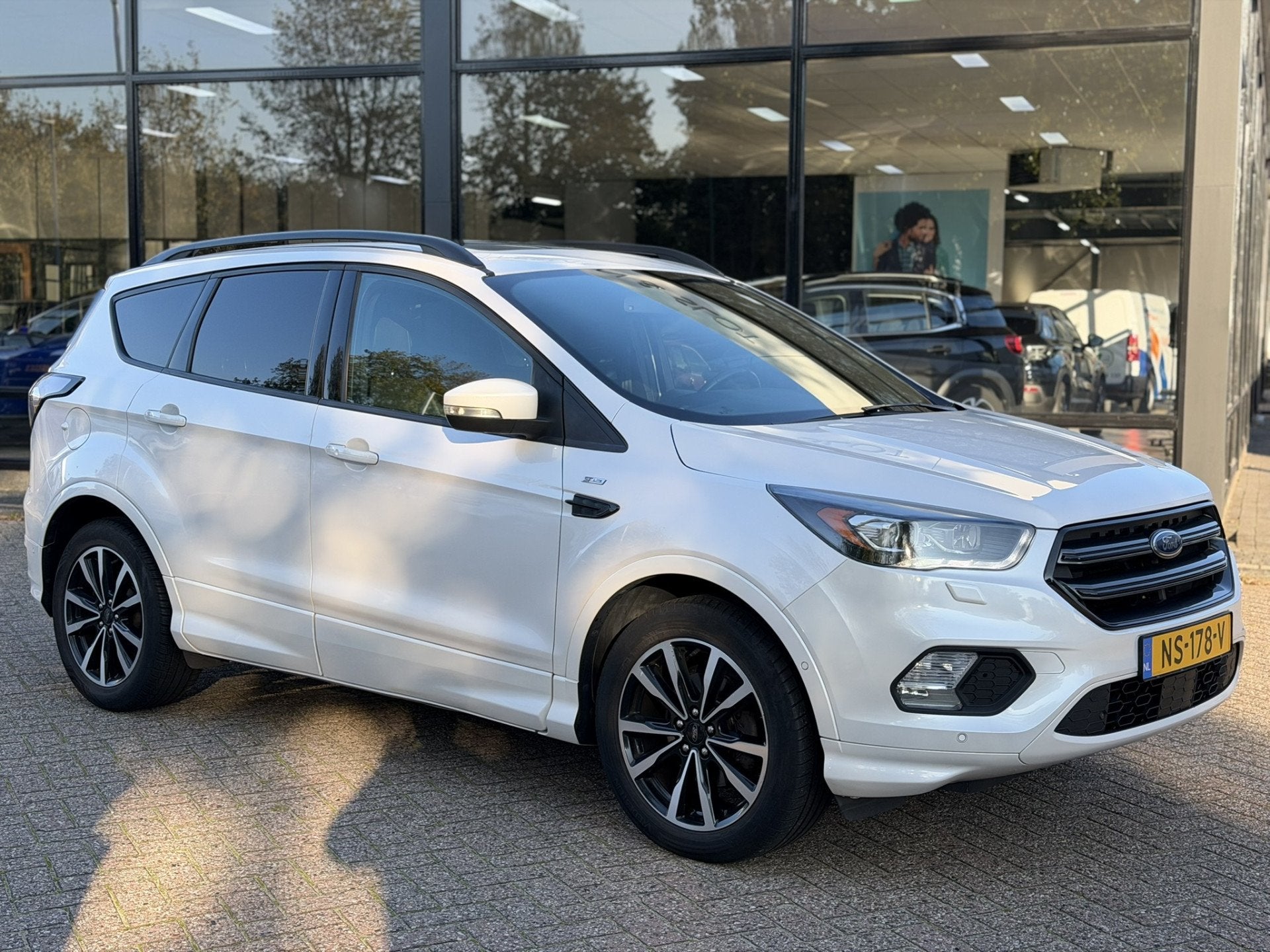 Ford Kuga 1.5 EcoBoost ST Line Camera | Trekhaak | NL AUTO !, Dealer onderhouden, Stof, 4 cilinders, Wit