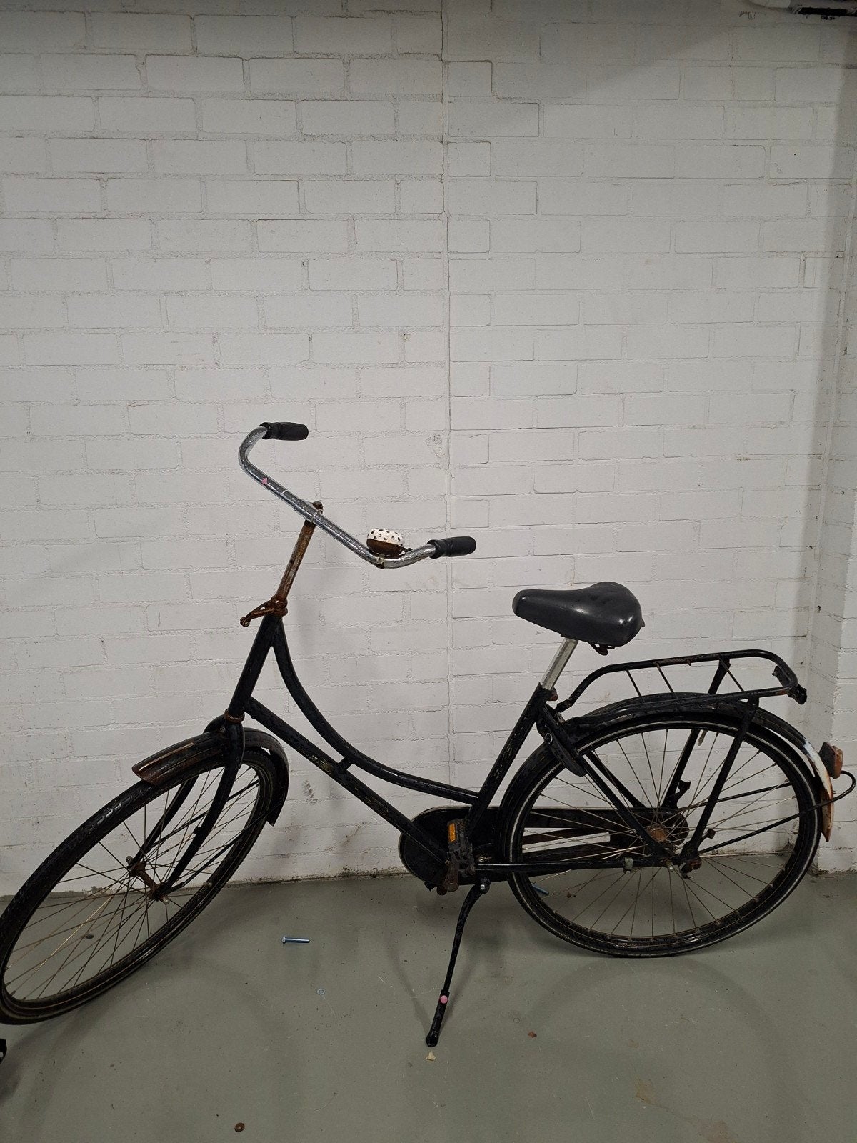 Vintage Damesfiets - Oude Zwarte Fiets met Bagagedrager, Fietsen en Brommers, Overige merken, Terugtraprem, Ophalen of Verzenden