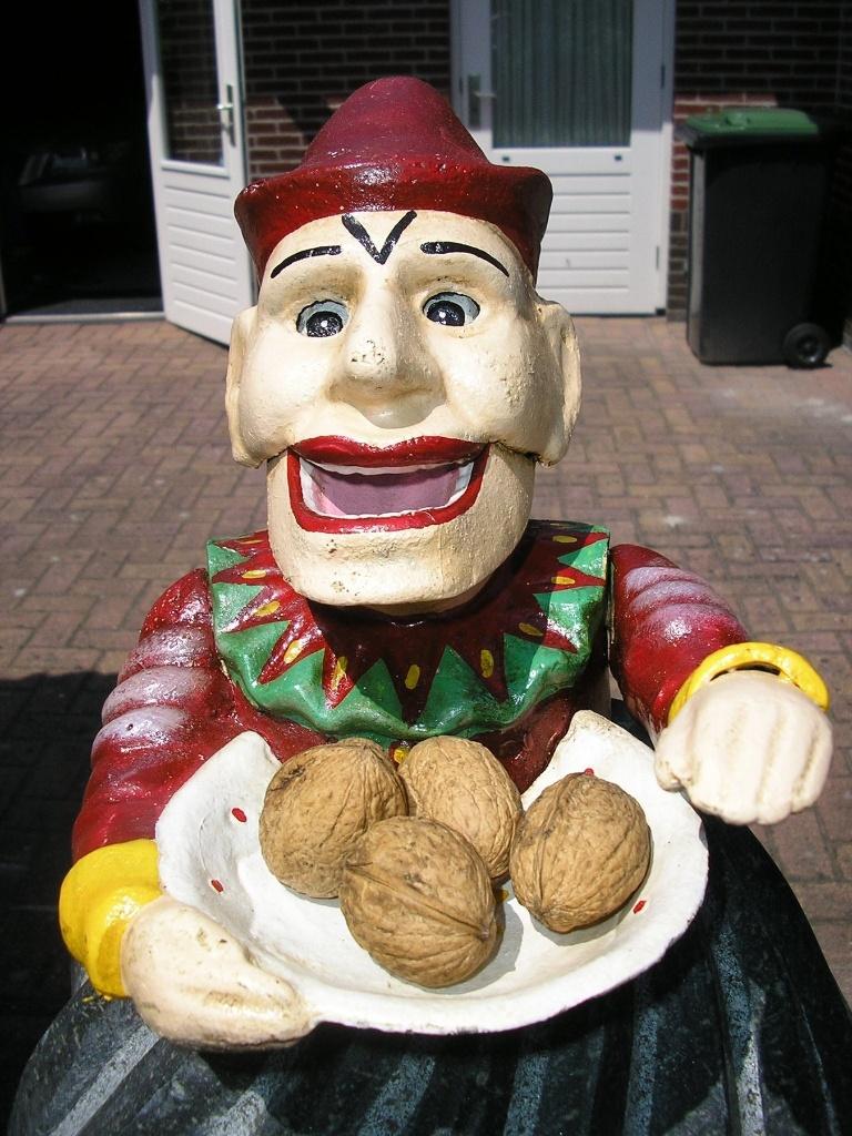 € 50  BEELD PIERROT ZWARE GIETIJZEREN NOTENKRAKER DECORATIE, Ophalen