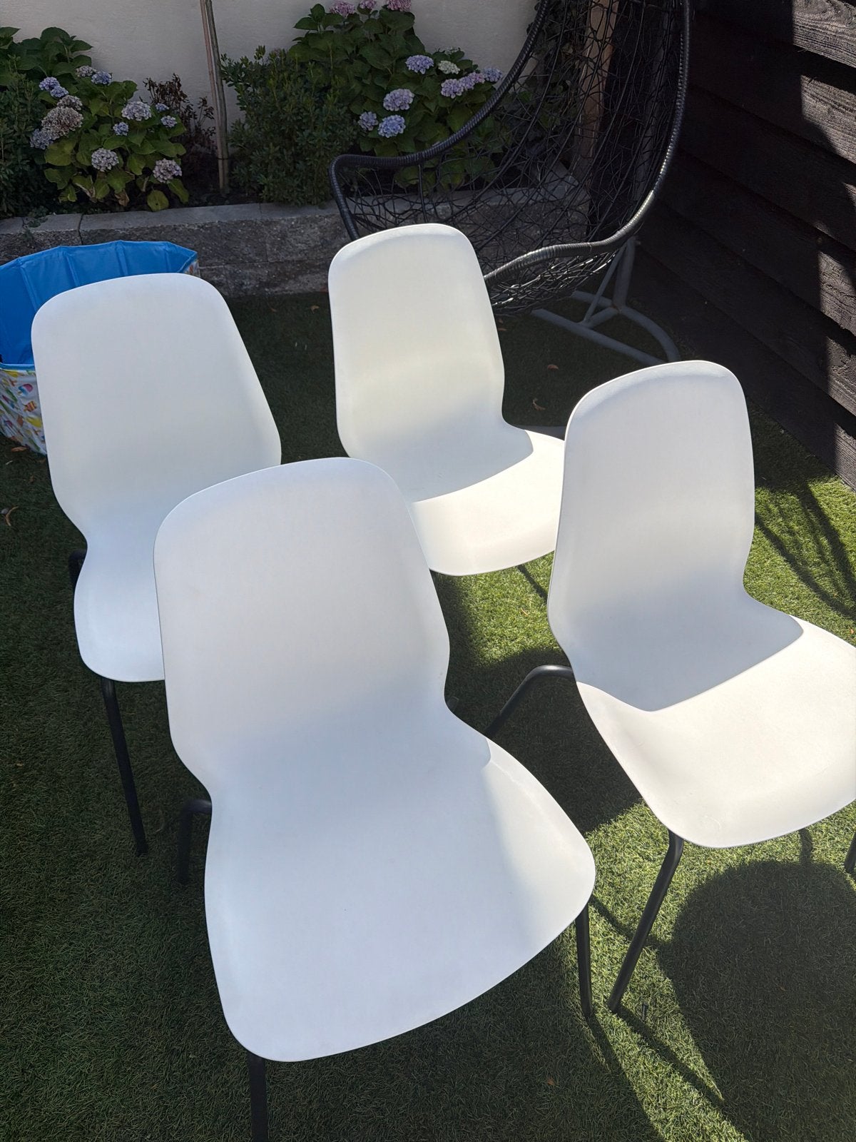 4x IKEA Leifarne stoelen met metalen onderstel, Ophalen, Kunststof, Gebruikt, Wit