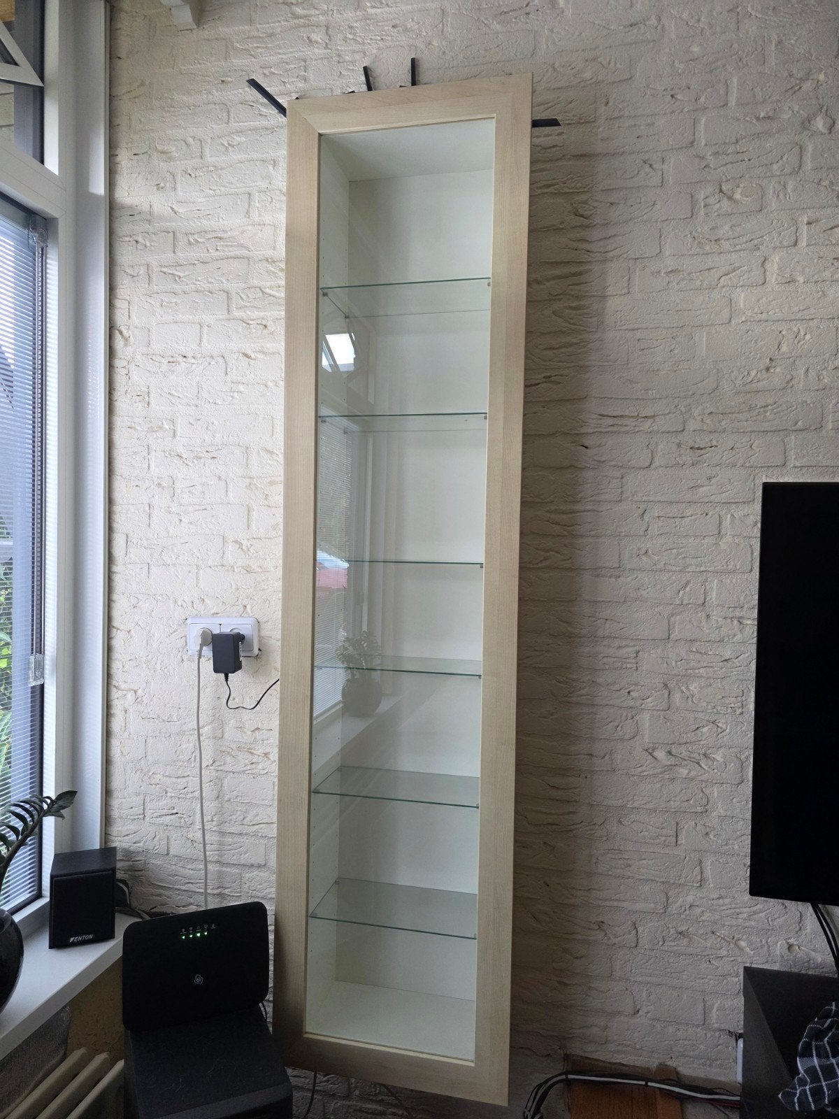 Hoge vitrinekast met glazen planken en deur, Ophalen, Minder dan 50 cm, Glas, Minder dan 25 cm