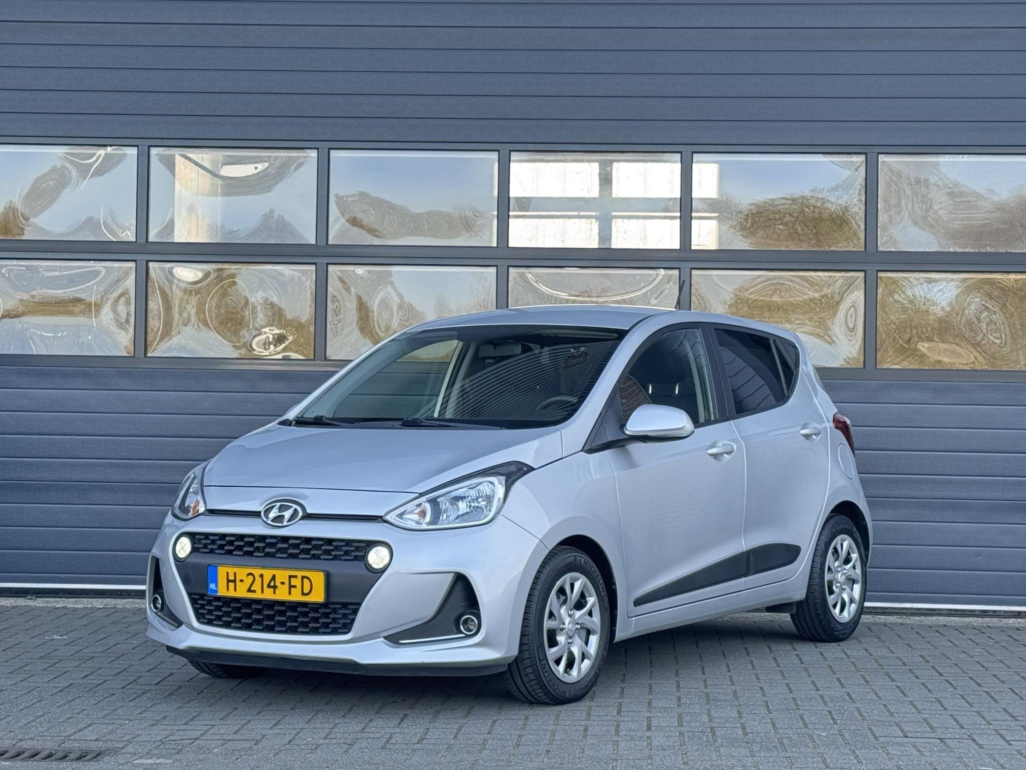 HYUNDAI I10 1.0I PREMIUM I APPLE CARPLAY I CLIMATE CONTROL I, Auto's, Stof, Gebruikt, Met garantie (alle), 4 stoelen