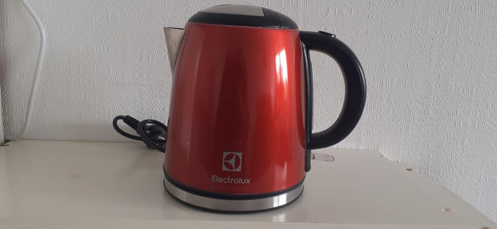 Electrolux Waterkoker Rood - Zo goed als nieuw, Witgoed en Apparatuur, Waterkokers, 1 tot 2 liter, Ophalen of Verzenden, Zo goed als nieuw