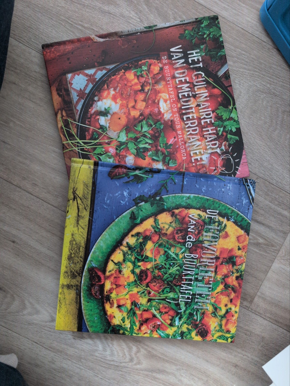 2 kookboeken: Mediterraans & De Buurttafel, Ophalen of Verzenden, Zo goed als nieuw, Europa, Hoofdgerechten