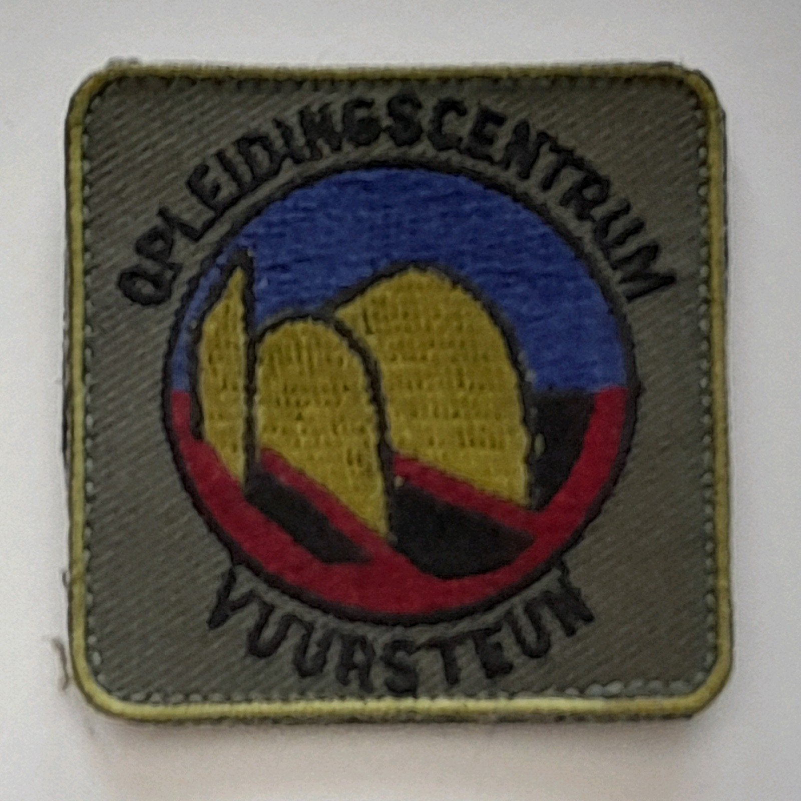 Borstembleem opleidingscentrum vuursteun, Verzamelen, Militaria | Algemeen, Ophalen of Verzenden, Landmacht, Nederland, Embleem of Badge