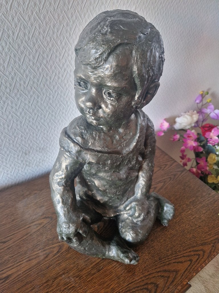 Bijzonder zwaar bronzen beeld - zittend kind - 45 cm, Ophalen of Verzenden, Brons