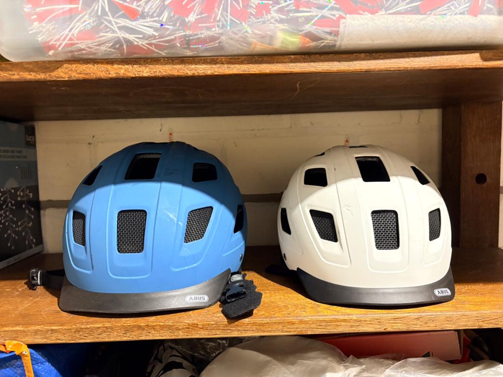 ABUS Fietshelmen - Blauw en Wit  1x gebruikt, Ophalen of Verzenden, Gebruikt, Benzine