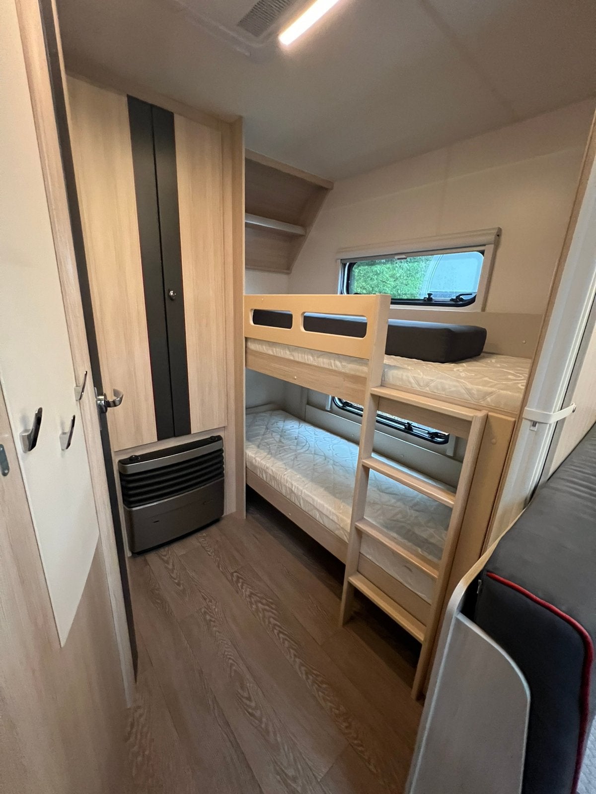 Hobby 545 KMF 2021|Stapelbed|Dakairco|Mover BOMVOL, Stapelbed, Luifel, Hobby, Bedrijf