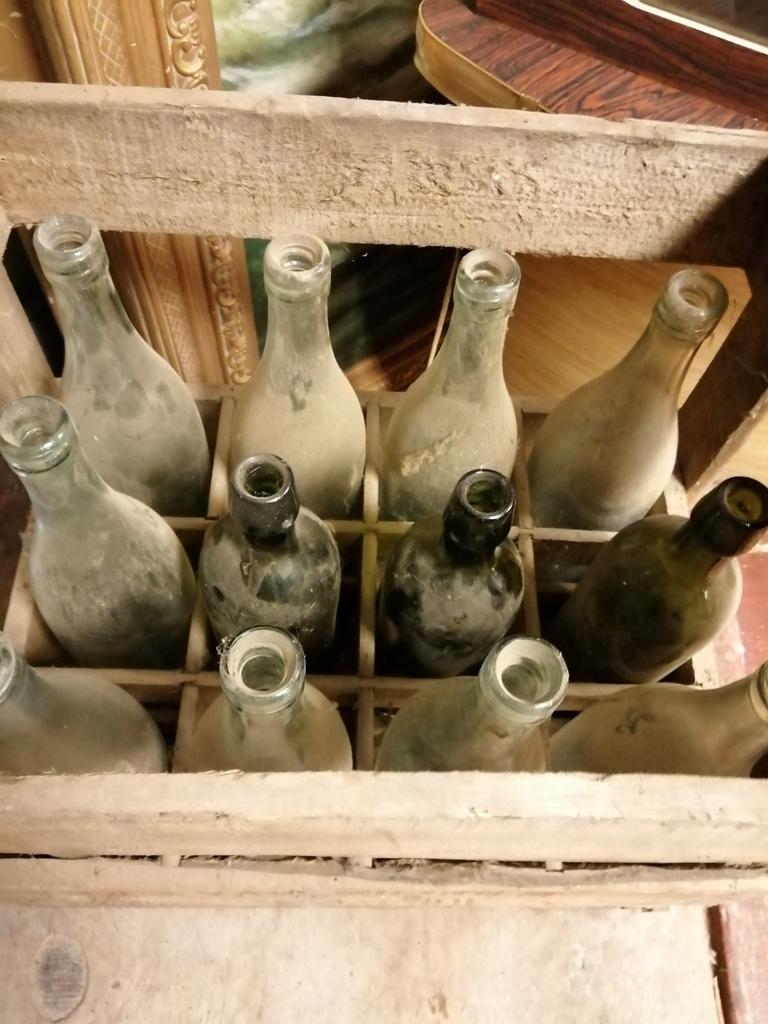 ZEER OUD KRAT MET OUDE FLESSEN IN MOOIE GELEEFDE STAAT., Antiek en Kunst, Curiosa en Brocante, Ophalen
