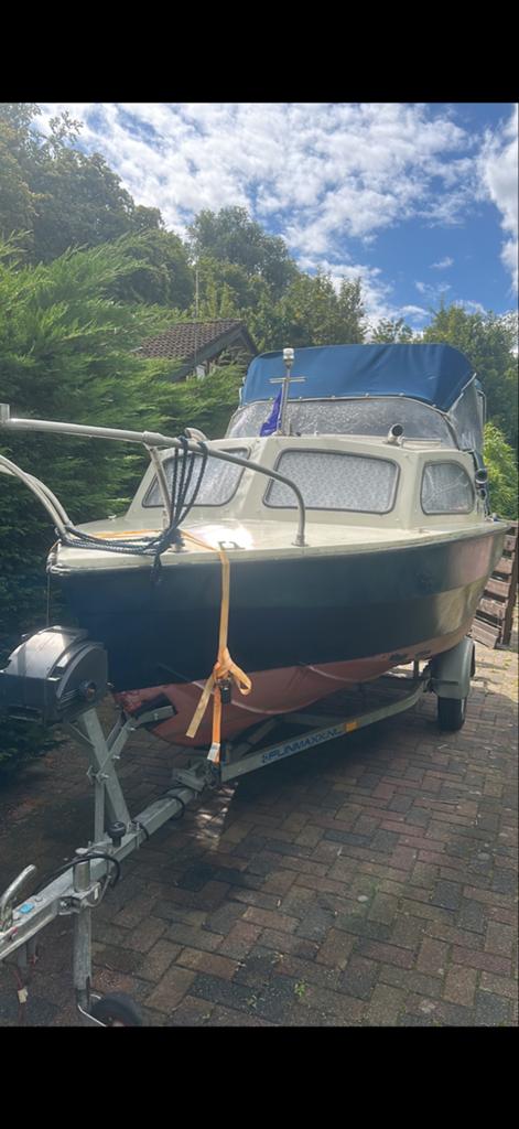 Compacte Kajuitboot met Buitenboordmotor en Trailer, Gebruikt, Afdekzeil, Kajuitboot, Buitenboordmotor