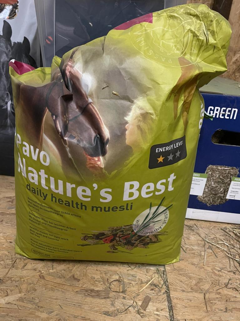 2 zakken paardenvoer pavo, Ophalen, Zo goed als nieuw