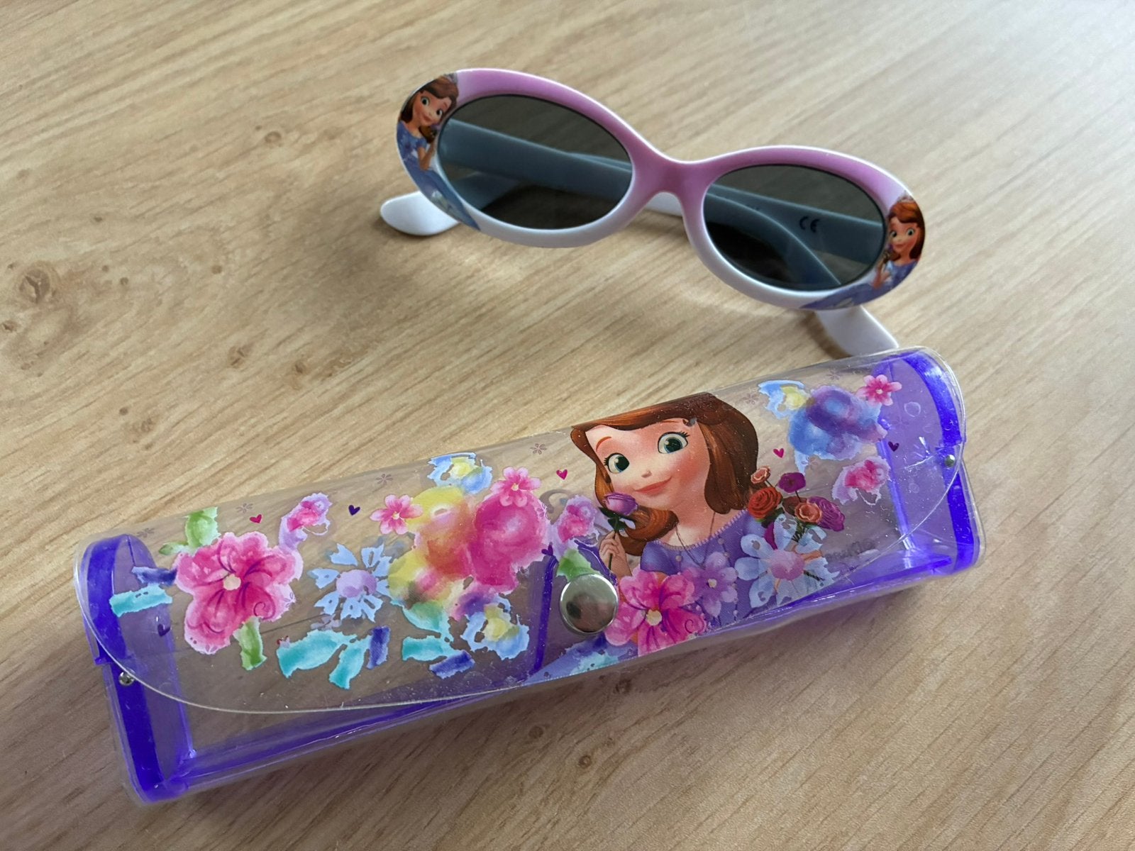 Prinses Sofia Zonnebril met hoesje voor €2,50, Paars, Zonnebril, Ophalen of Verzenden, Zo goed als nieuw