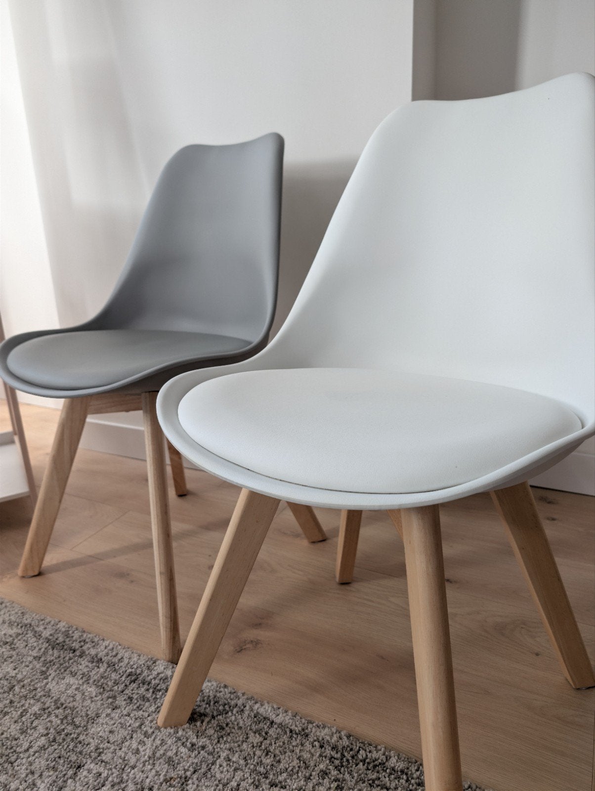 Moderne eetkamerstoelen - Wit en Grijs met houten poten, Huis en Inrichting, Stoelen, Drie, Wit, Ophalen, Hout