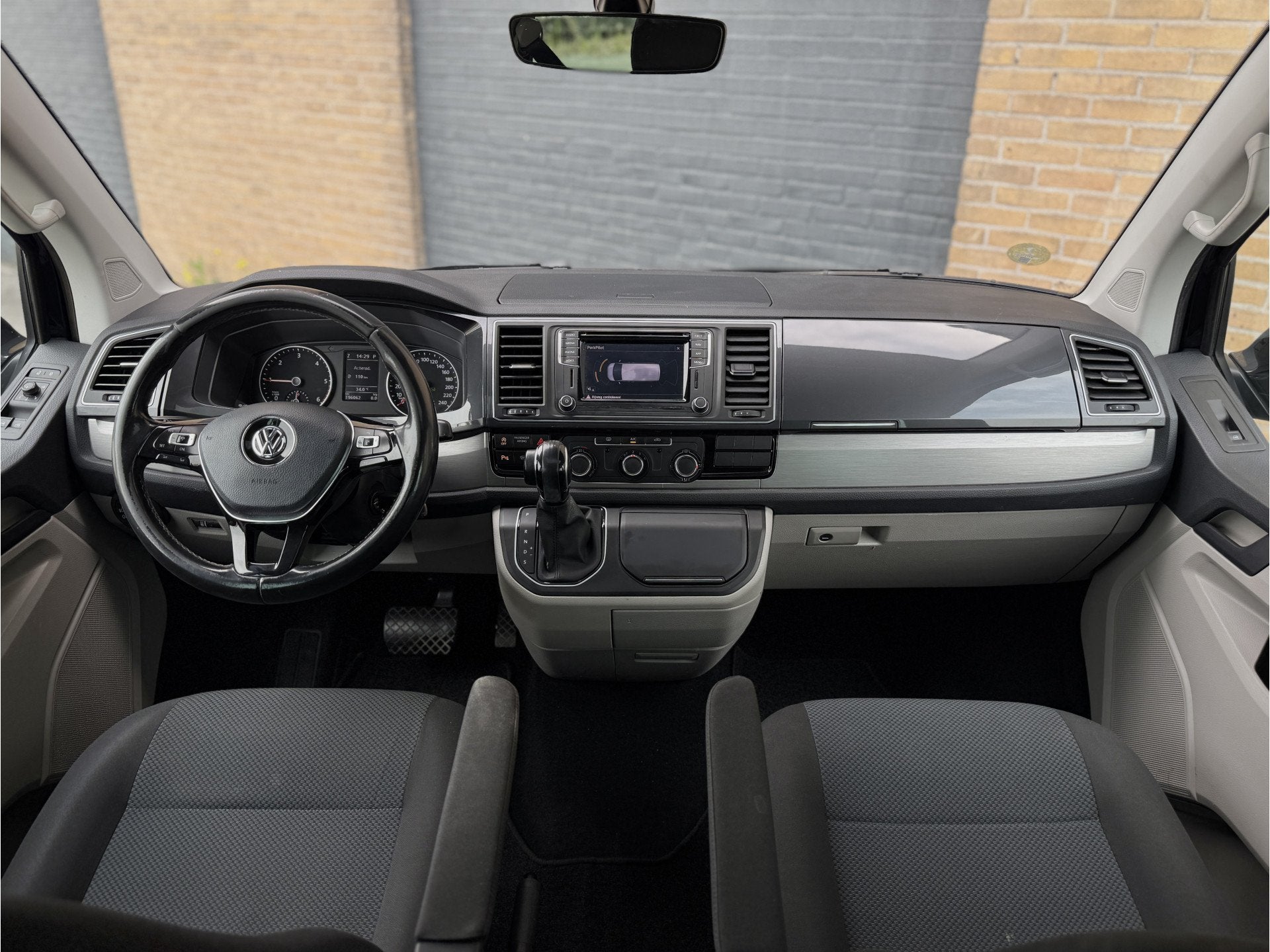 Volkswagen Transporter 2.0 TDI Highline Lang DC l DSG l Pano, Auto's, Bestelauto's, 2095 kg, Stof, Gebruikt, 4 cilinders