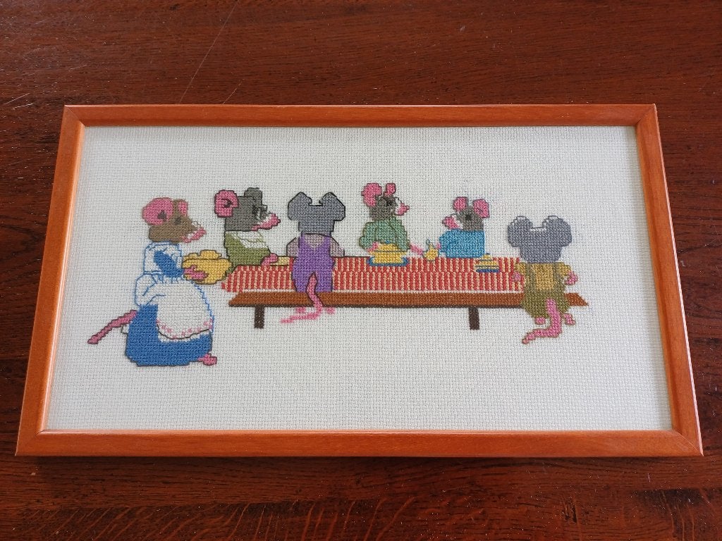 Borduurwerk. ,,Muisjes,, ingelijst met glas, Ophalen of Verzenden, Gebruikt, Handgemaakt, Wanddecoratie