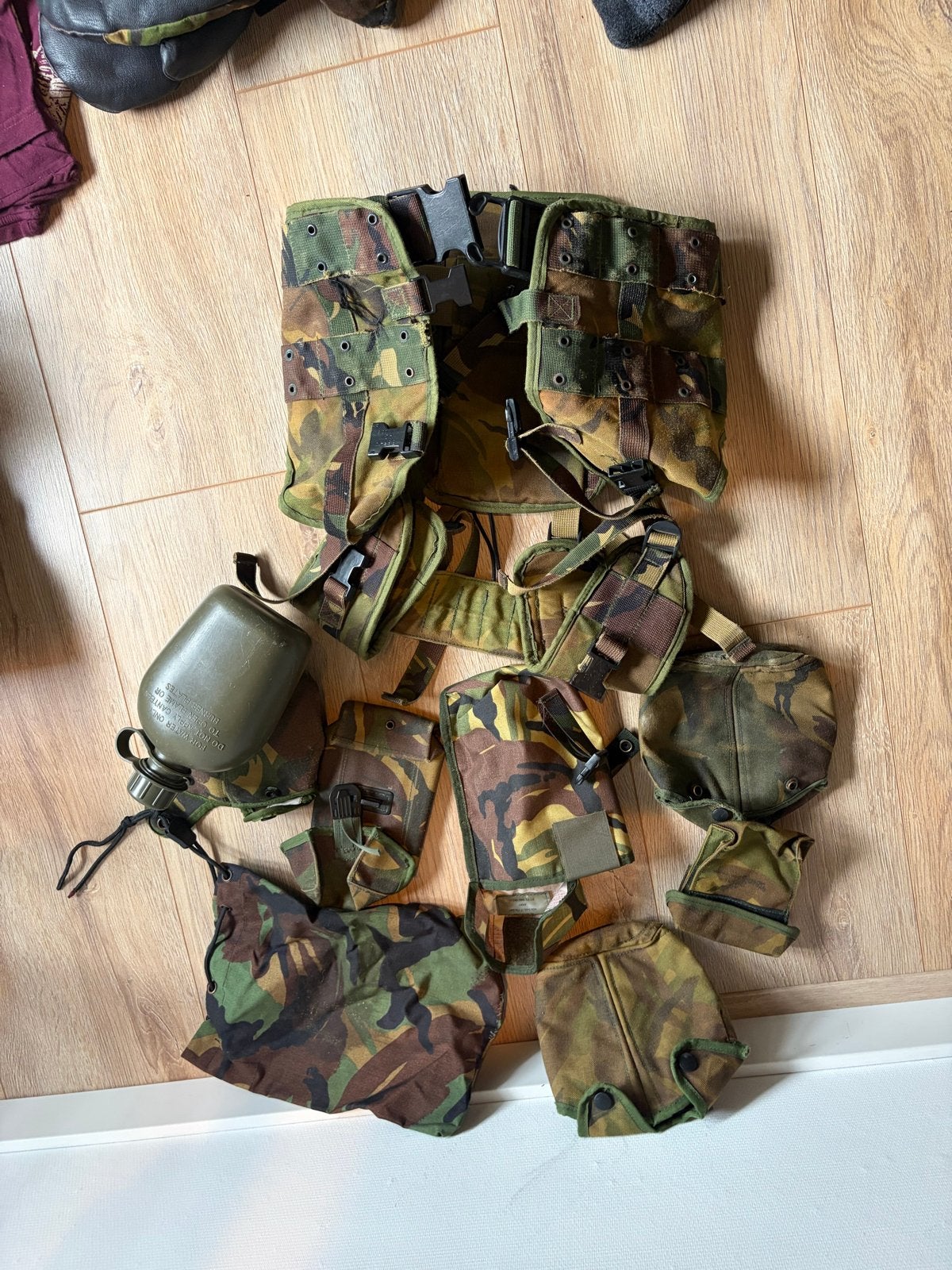 Militair camouflage vest met veldfles en pouches, Verzenden, Landmacht, Overige gebieden, Kleding of Schoenen