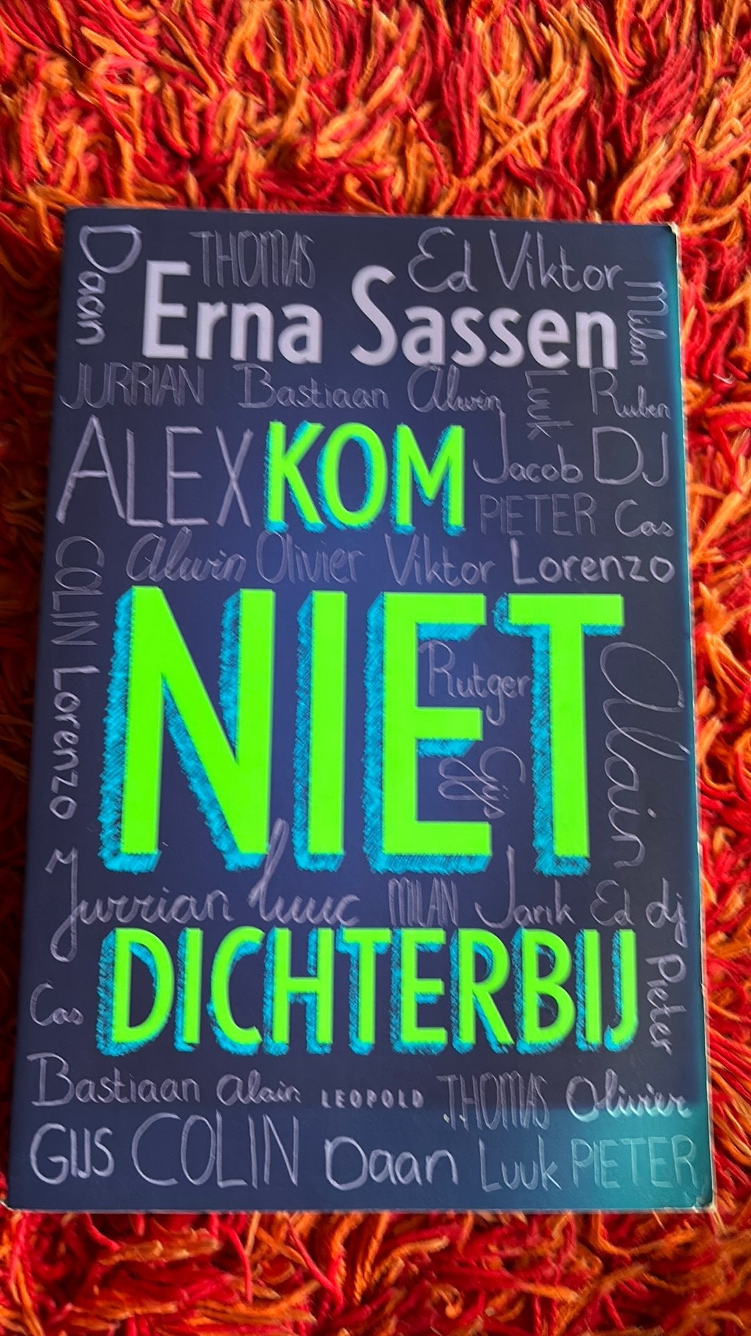 Erna Sassen - Kom niet dichterbij, Boeken, Ophalen of Verzenden, Zo goed als nieuw, Erna Sassen