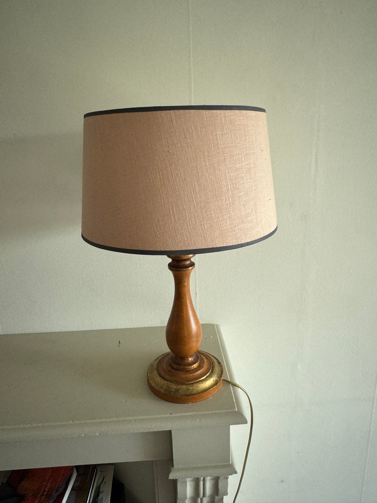 Vintage tafellamp met houten voet en stoffen kap, Huis en Inrichting, Ophalen, Overige merken, Gebruikt, E27 (groot)