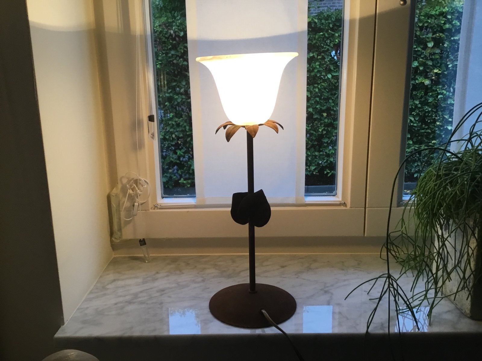 Tafellamp met bloemdesign en glazen kap, Huis en Inrichting, Ophalen, Gebruikt, Glas, 50 tot 75 cm