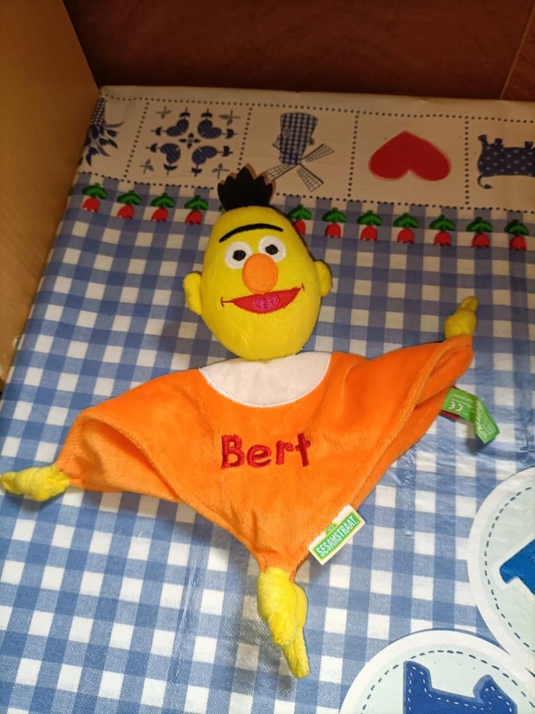 Bert knuffeldoekje Tiamo Sesamstraat, Ophalen of Verzenden, Zo goed als nieuw, Overige typen