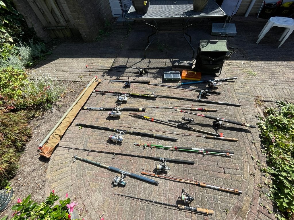 12 werphengels,  vaste stokken, droogpak, netten en koffers, Watersport en Boten, Hengelsport | Algemeen, Ophalen, Gebruikt, Complete hengel