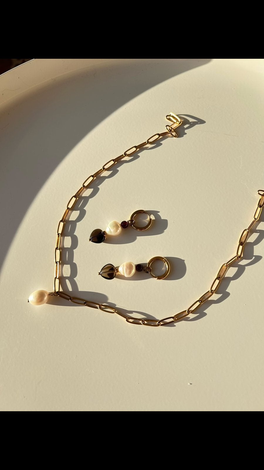 Stainless steel ketting met oorbellen natuursteen, Ophalen of Verzenden, Nieuw, Goud, Overige materialen