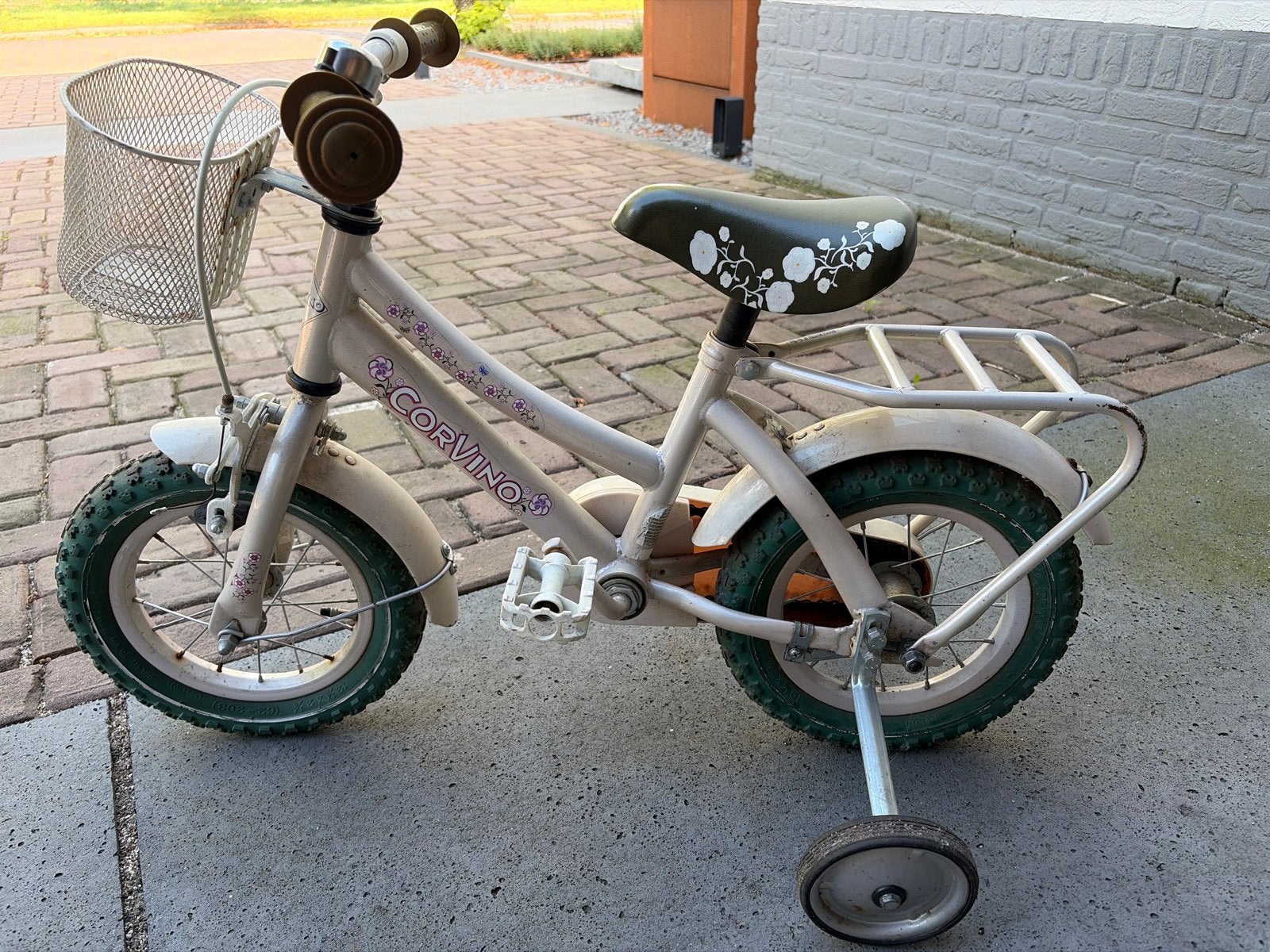 Corvino kinderfiets 12 inch met zijwieltjes en mandje, Ophalen, Zijwieltjes, Gebruikt, Velgrem