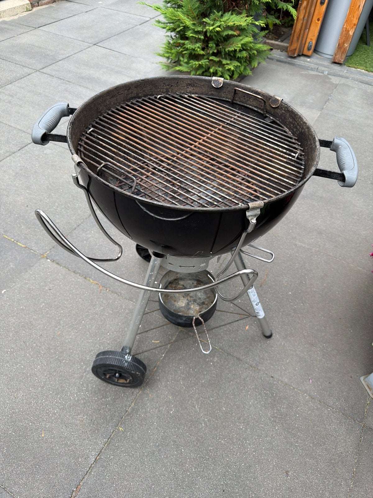 Weber barbecue met deksel en wielen, Ophalen, Gebruikt