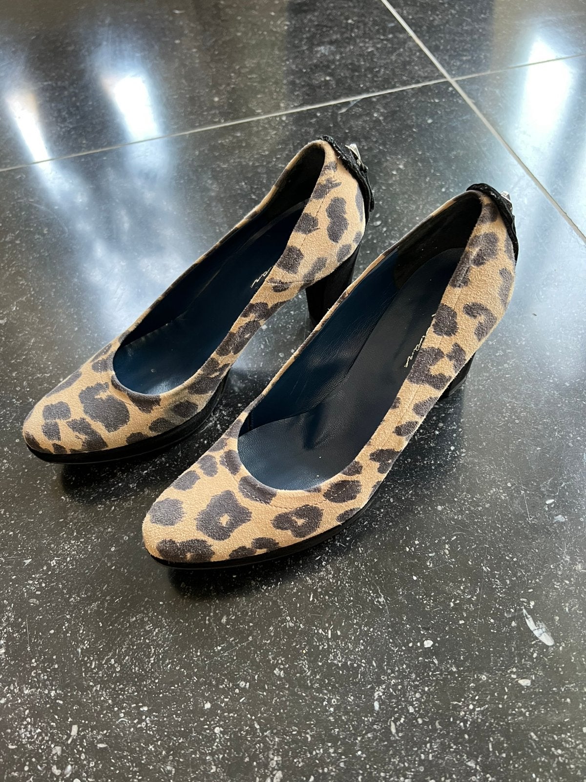 Pumps maat 36 Lilian met animal print beige zwart suède leer, Kleding | Dames, Pumps, Zwart, Ophalen of Verzenden, Zo goed als nieuw