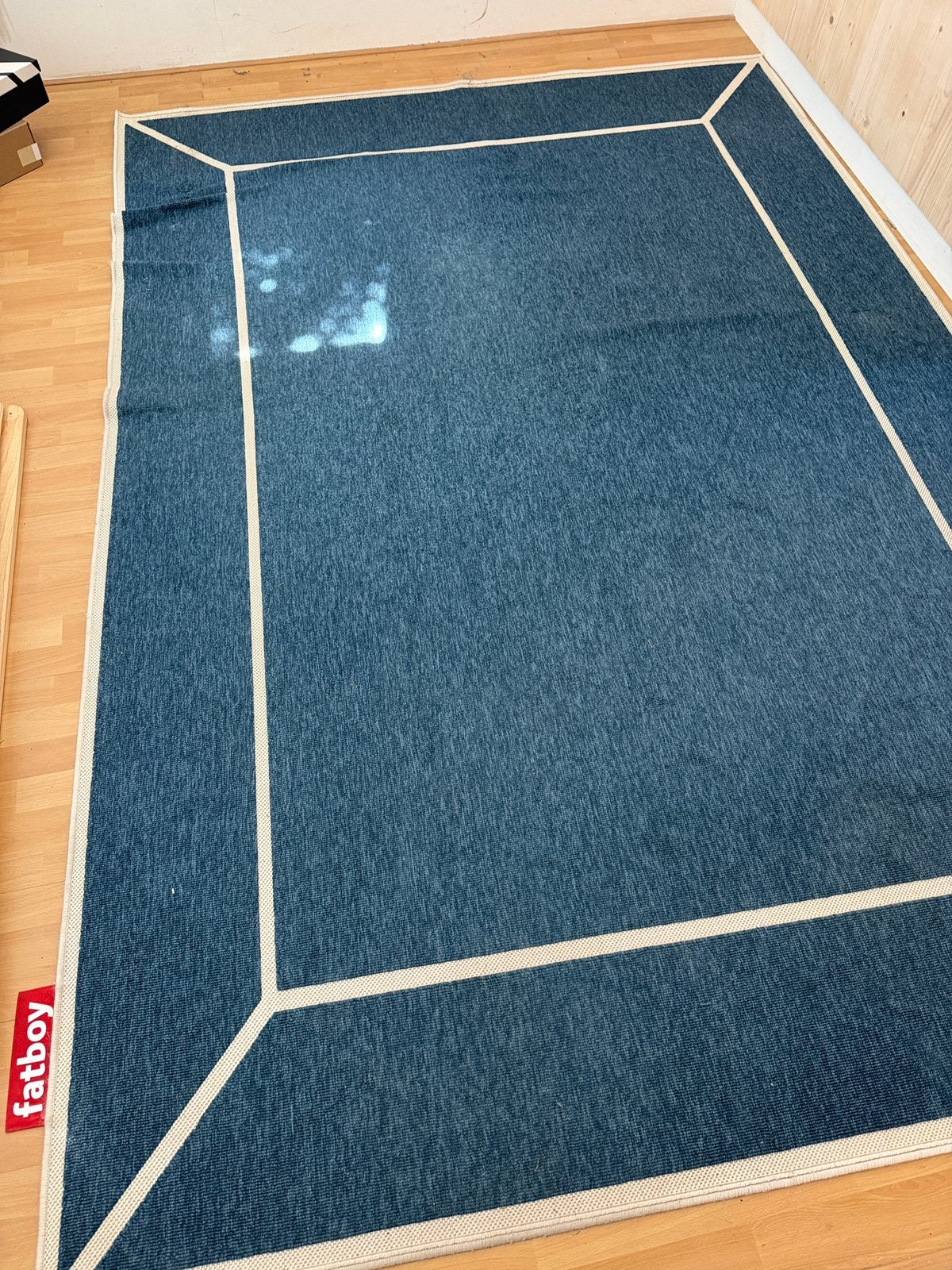 Fatboy vloerkleed blauw met witte bies, Ophalen, Gebruikt, Blauw, 150 tot 200 cm