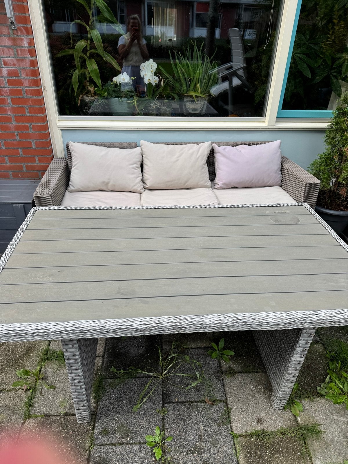 Foto 3 van Mooie wicker loungesofa met tafel en kussens
