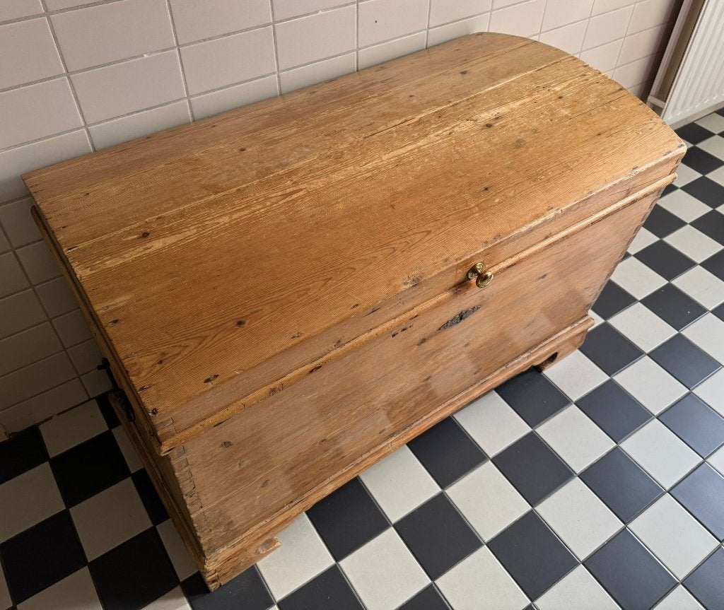 Antieke grenen (?) dekenkist, Ophalen