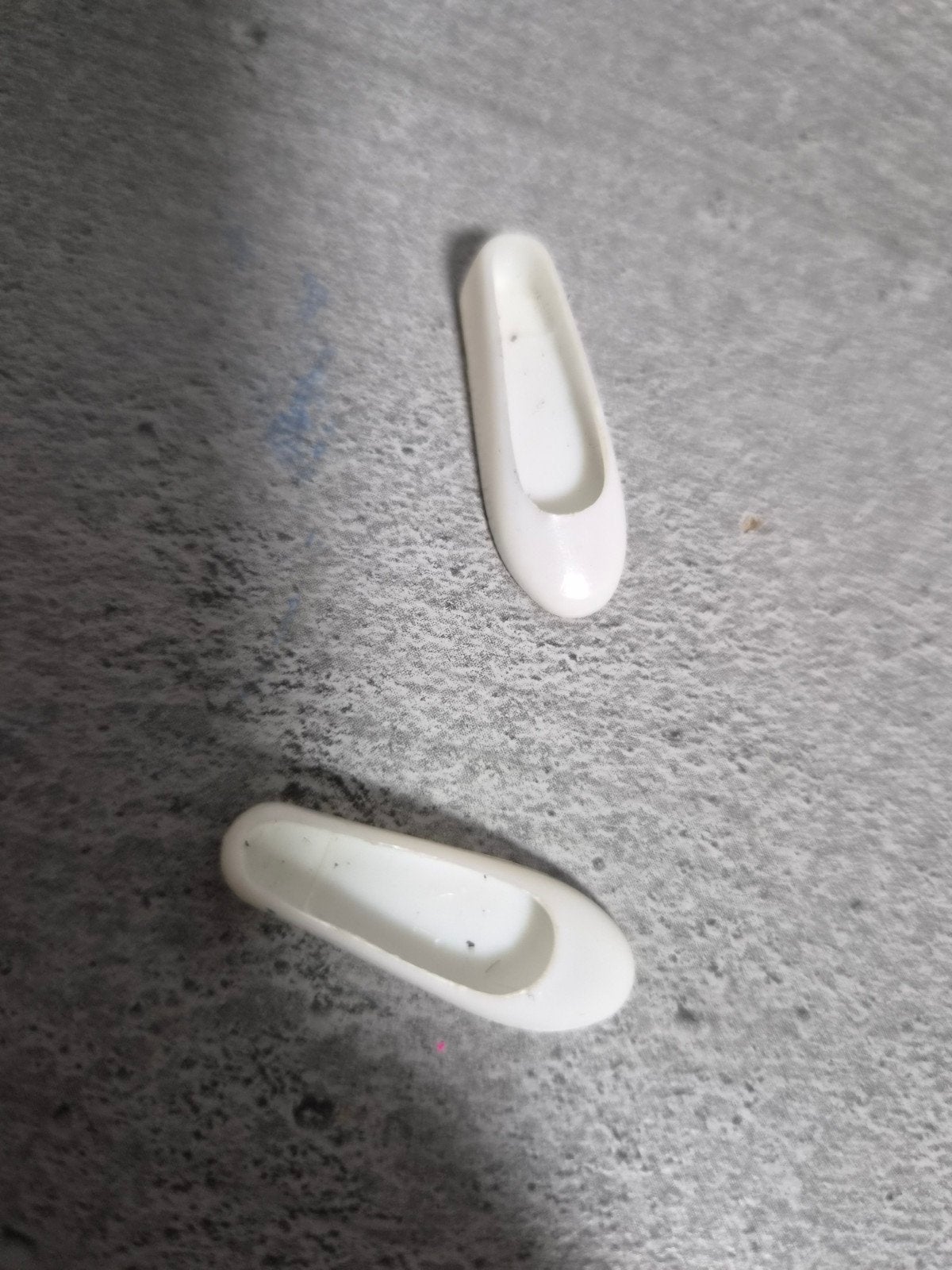 Vintage Barbie schoenen - Witte platte schoentjes, Ophalen of Verzenden, Gebruikt