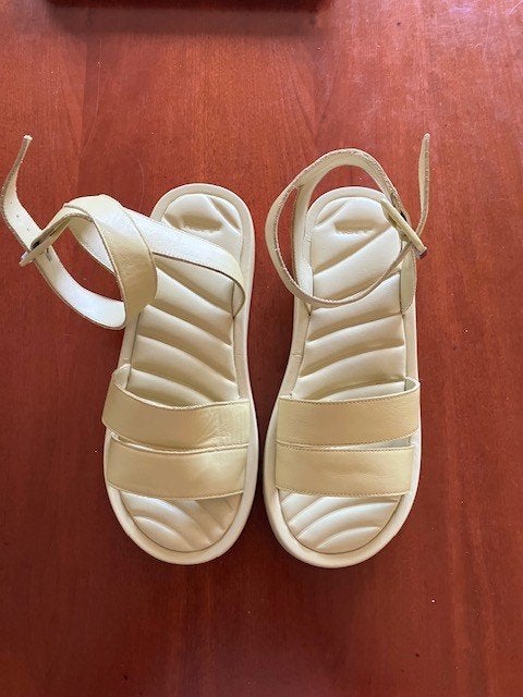 Hoff dames sandaal , limoen/geel met lilakleur zool, nieuw, Hoff, Geel, Zo goed als nieuw, Sandalen of Muiltjes