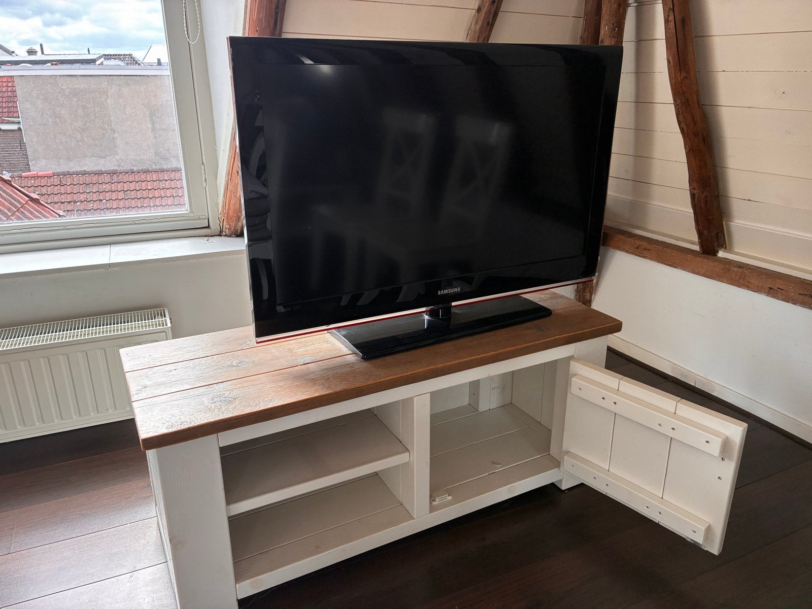 Massief houten tv-kastje - Afhalen in Zwolle, Huis en Inrichting, Woonaccessoires | Cd- en Dvd-rekken, Ophalen of Verzenden, Gebruikt
