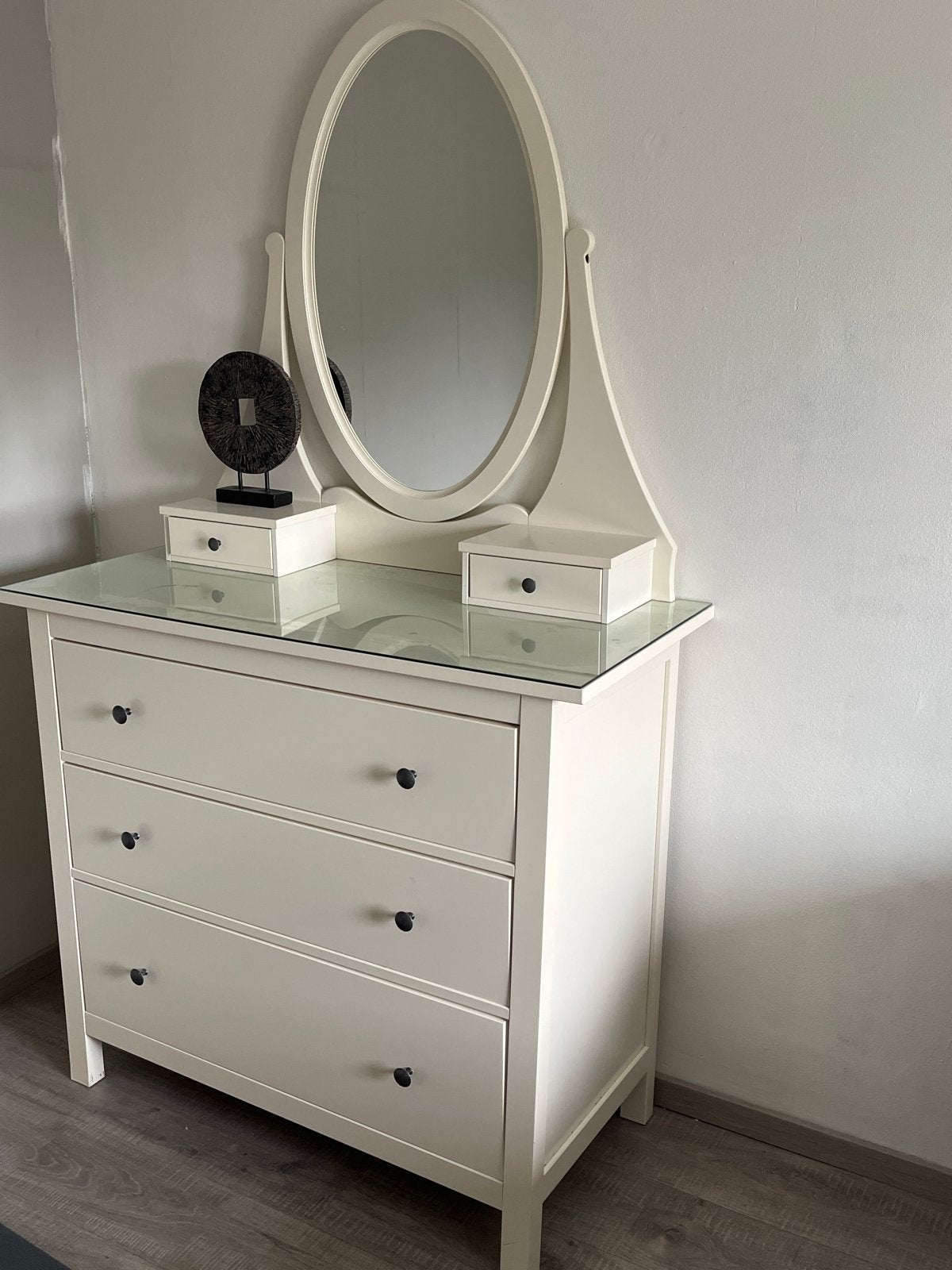 IKEA Hemnes Witte ladekast met spiegel en glazen blad, Gebruikt, 100 tot 150 cm, Hout, 50 tot 100 cm