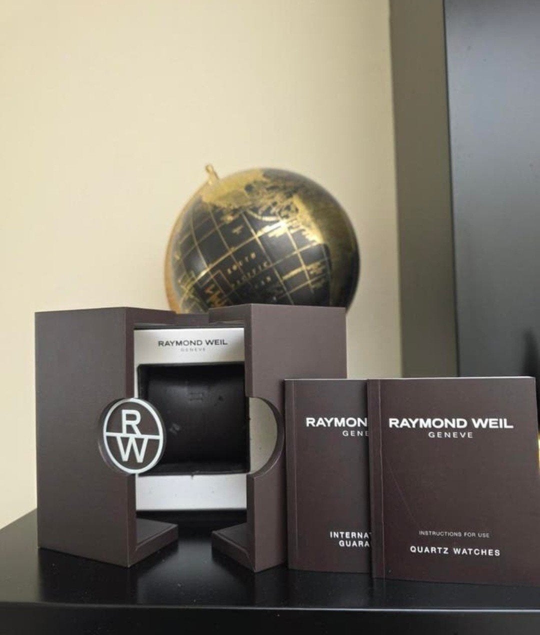 Raymond Weil horlogedoos met handleidingen, Chemin du Tourbillon 2, 1217 Meyrin, Zwitserland, Ophalen of Verzenden, Zo goed als nieuw